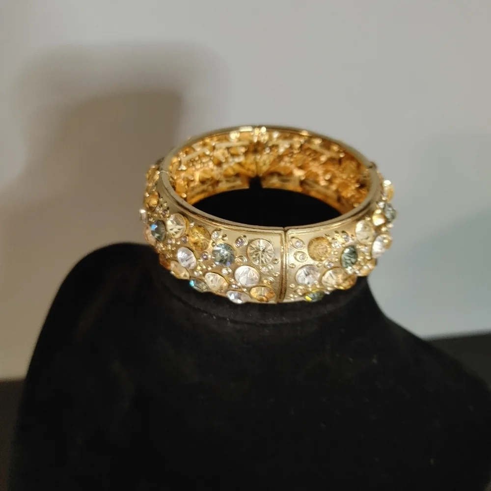 Elegant Gold and Crystal Bracelet